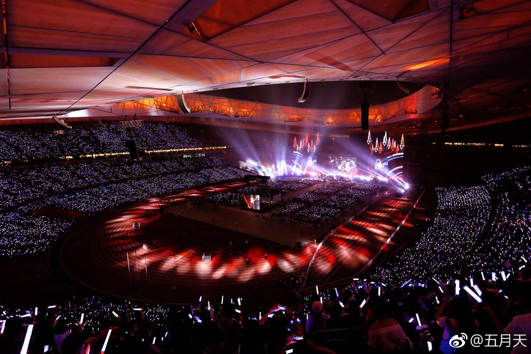 为什么歌手去上海开演唱会都是去梅赛德斯奔驰文化中心，而不是去更大的上海八万人体育馆？